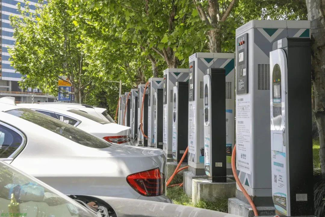 「现在适合买电车还是油车」马斯克表示“燃油车即将变成蒸汽机”