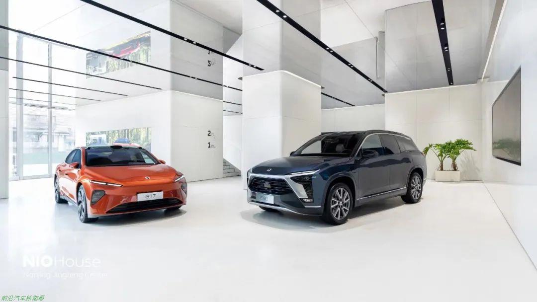 「电动汽车2022产品线布局」蔚来向下，小鹏向上
