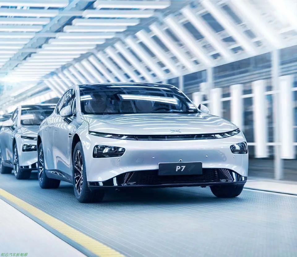 「电动汽车2022产品线布局」蔚来向下，小鹏向上
