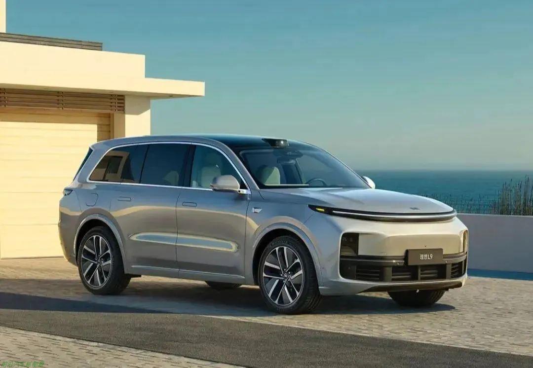 「电动汽车2022产品线布局」蔚来向下，小鹏向上