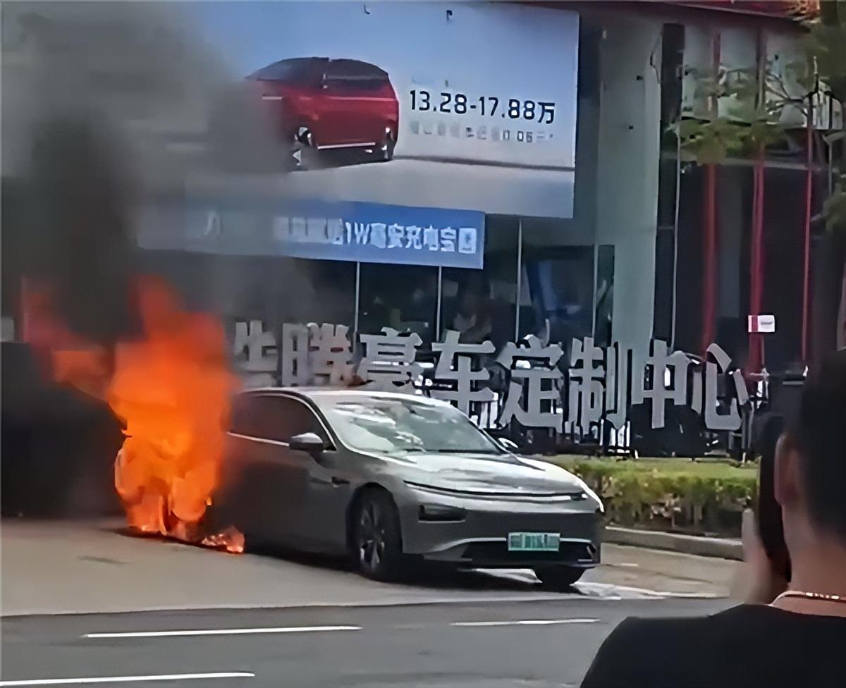 小鹏P7又起火(2022年起火原因可能与底盘碰撞有关)