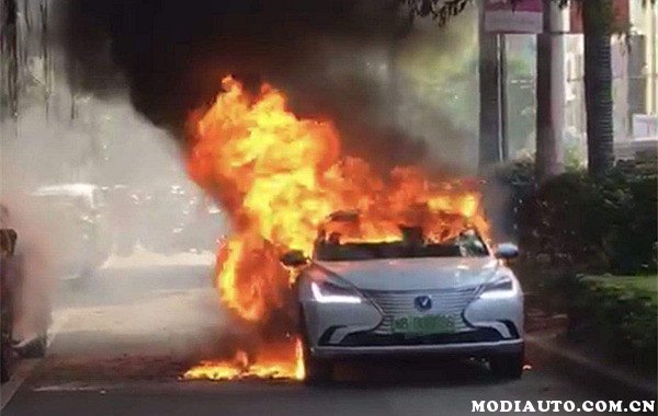 锂电池爆炸前的预兆，锂电池爆炸几率大吗(电动车锂电池在什么情况下会爆炸)