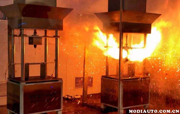 锂电池爆炸前的预兆，锂电池爆炸几率大吗(电动车锂电池在什么情况下会爆炸)