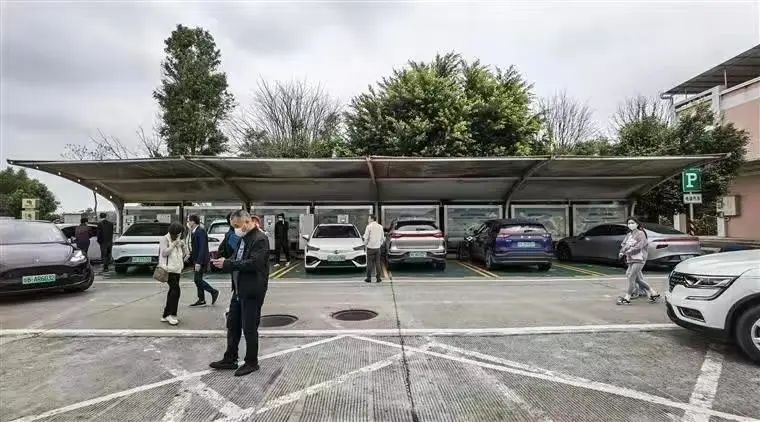 假期高速服务区“一桩难求”，道出了多少电车车主的无奈？