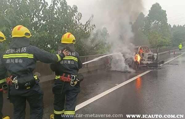 理想ONE四川高速发生起火事故，整车被烧得只剩铁架