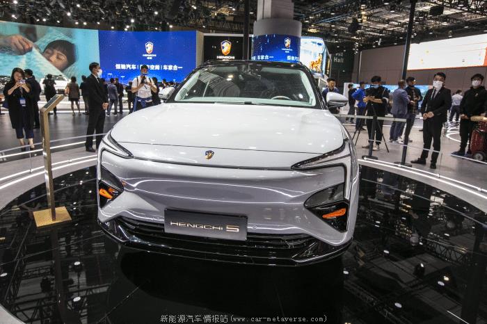 恒驰5终于交付了,第一批100名恒驰车主高兴地得到了他们的车