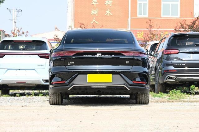 试驾比亚迪汉EV，纯电续航715km，配置丰富月销过万，有何硬实力
