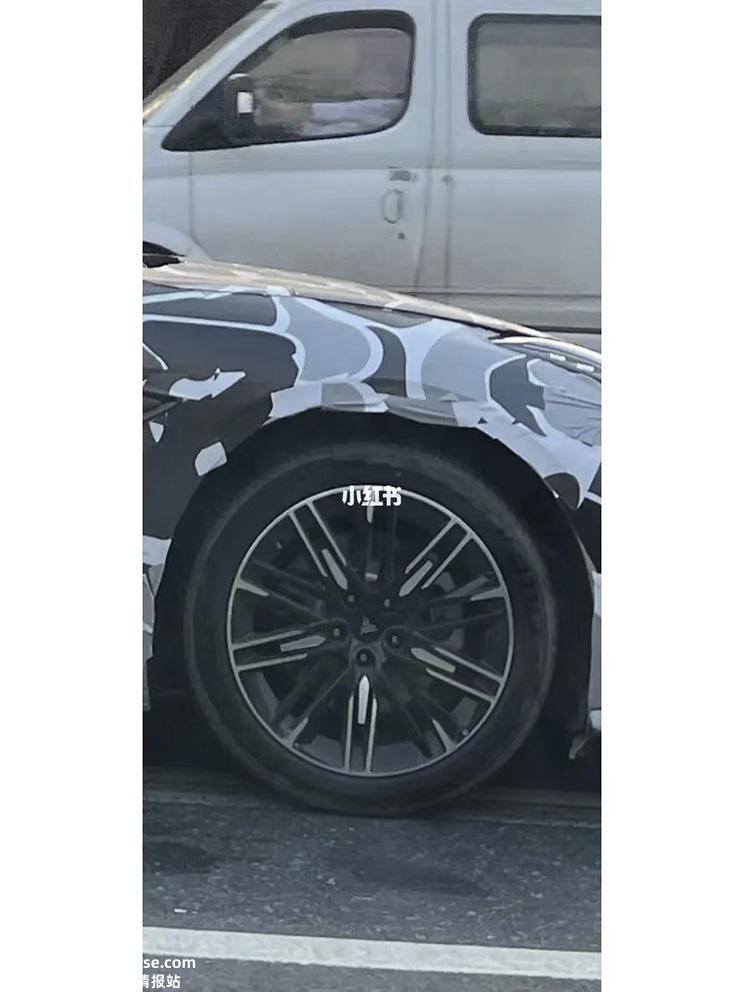 车身造型更低趴 哪吒双门跑车路试谍照