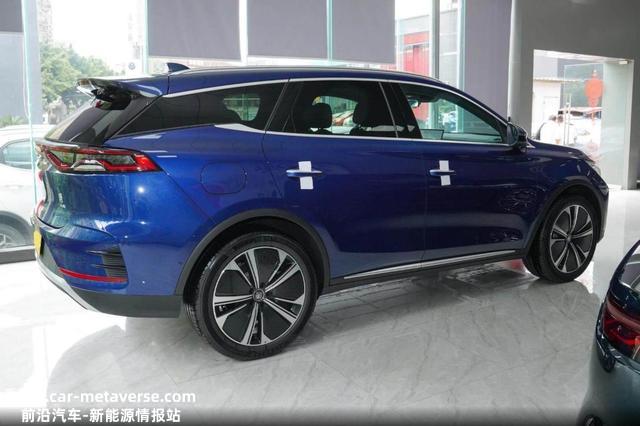 28.98万起售 ，拥有4.3秒破百性能，车长4870mm，实拍比亚迪唐DM-p