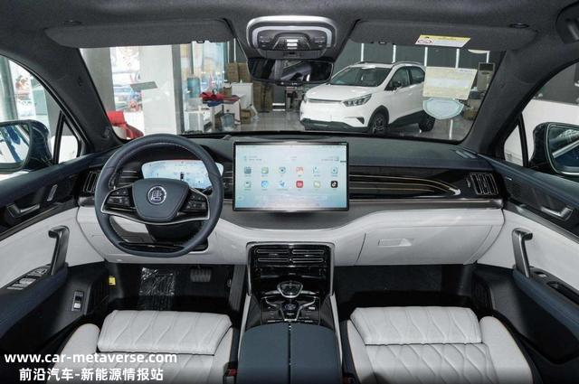 28.98万起售 ，拥有4.3秒破百性能，车长4870mm，实拍比亚迪唐DM-p