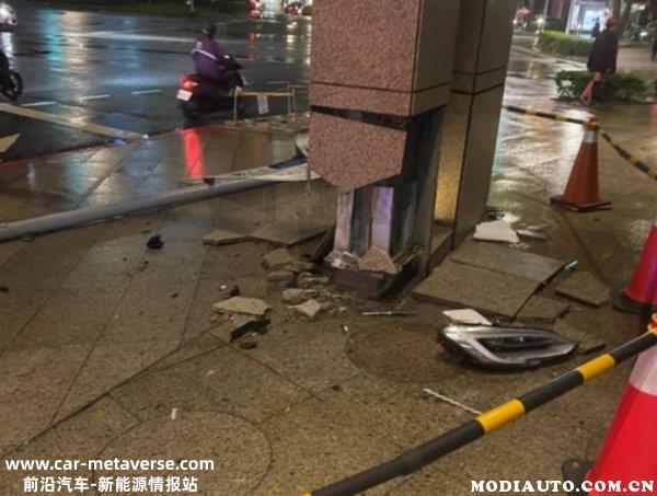 台北特斯拉“失控”冲向路边，特斯拉数起事故官方回应