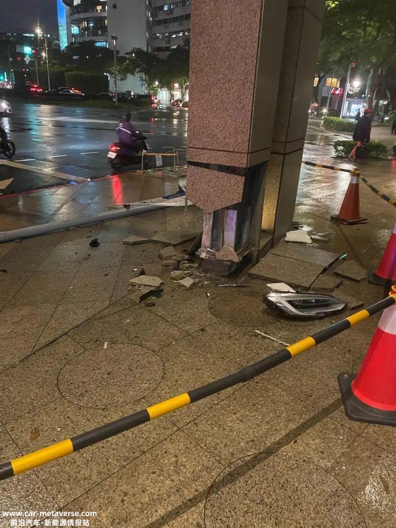 中国台湾出现一起特斯拉“失控”事故 驾驶员称“车辆故障”