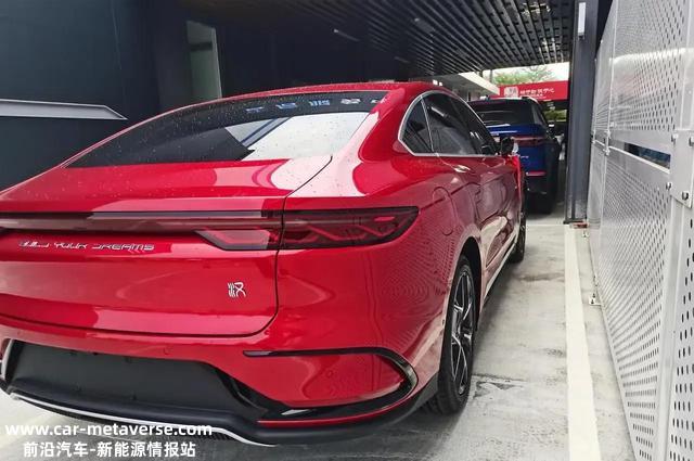 2022款比亚迪汉EV到店，红色外观时尚大气，内饰精美，动力真强劲
