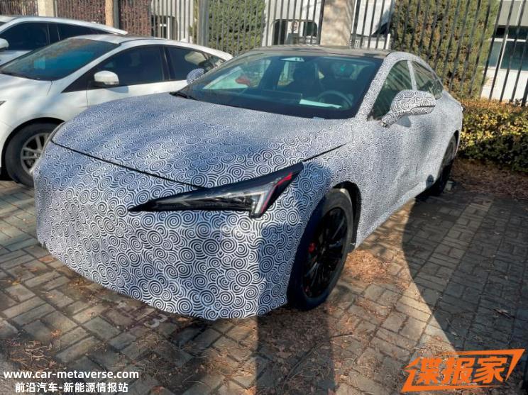 大灯尖锐抢眼 极狐全新轿车谍照曝光