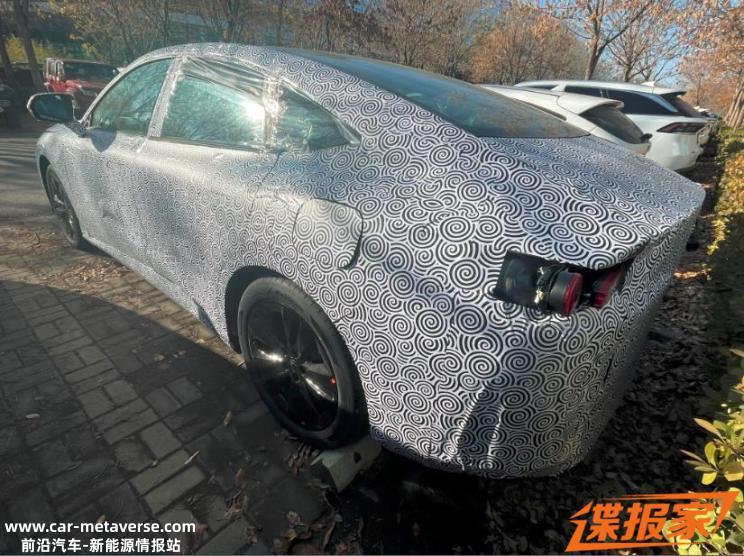 大灯尖锐抢眼 极狐全新轿车谍照曝光