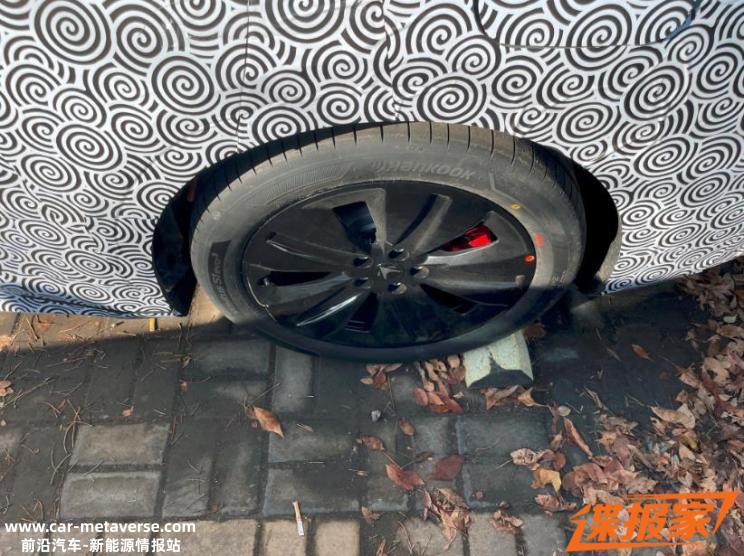 大灯尖锐抢眼 极狐全新轿车谍照曝光