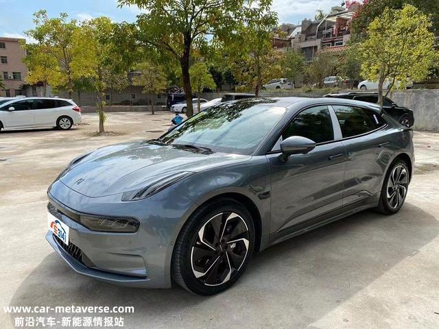 国产C级车的对决！极氪001对照比亚迪汉EV，谁更强？