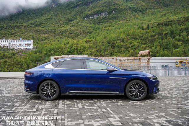 国产C级车的对决！极氪001对照比亚迪汉EV，谁更强？