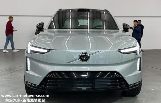 沃尔沃全新纯电动SUV EX90实车启动