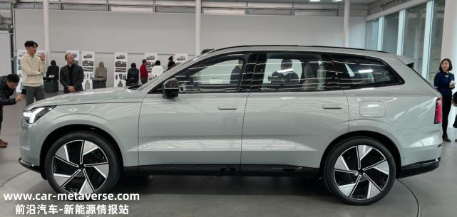 沃尔沃全新纯电动SUV EX90实车启动