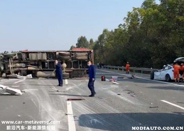 广西宾阳特斯拉追尾大货车，特斯拉失控追尾驾驶员身亡