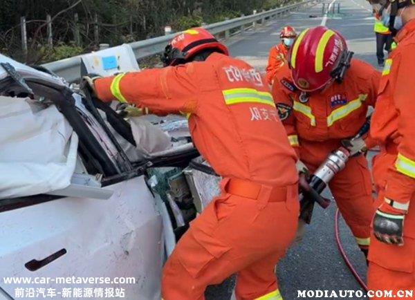 广西宾阳特斯拉追尾大货车，特斯拉失控追尾驾驶员身亡
