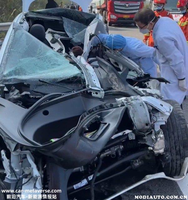 广西宾阳特斯拉追尾大货车，特斯拉失控追尾驾驶员身亡