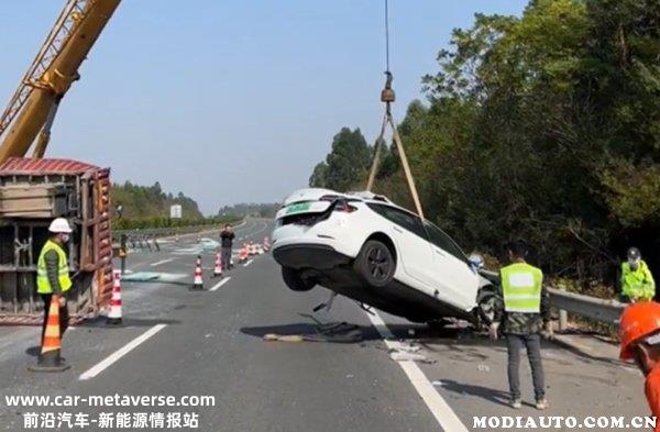 广西宾阳特斯拉追尾大货车，特斯拉失控追尾驾驶员身亡