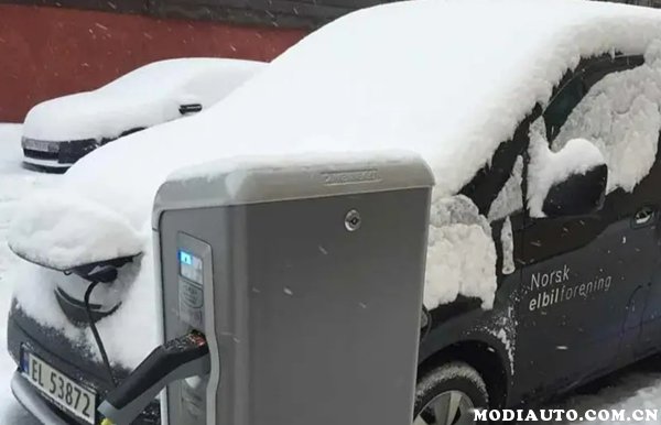 大雪扯掉新能源汽车的遮羞布？电车冬天为什么耗电快