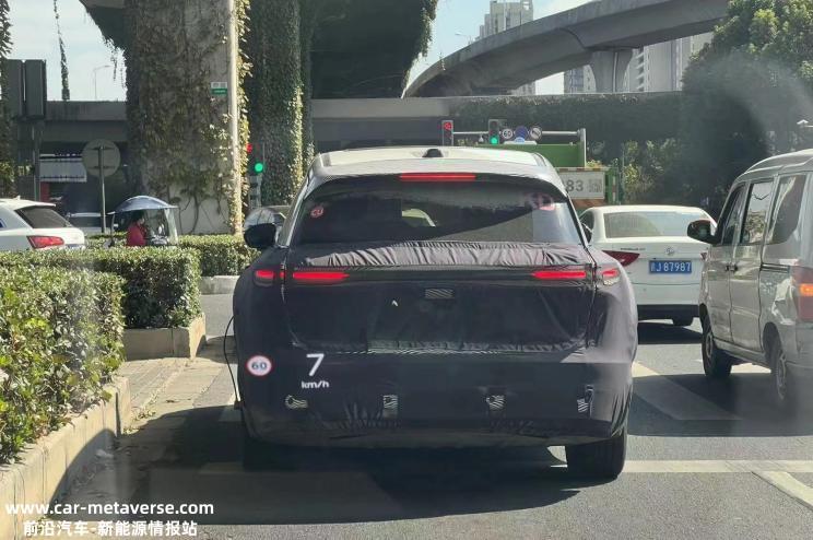前大灯造型细长 疑似蔚来ES5路试谍照