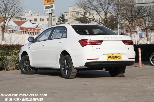 纯电轿车，秦EV搭载136匹马力，每月养车用度736元，家用首选？