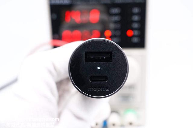 售价158元是何用料？mophie 32W双口快充车充拆解