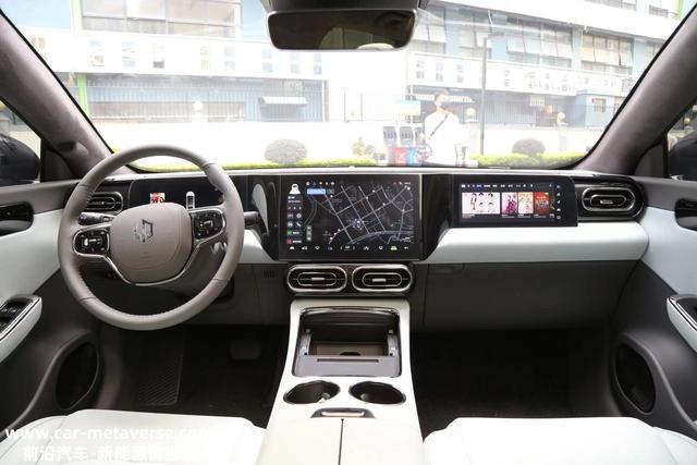 性价比超高的纯电C级车！零跑C01、比亚迪汉该怎么选？