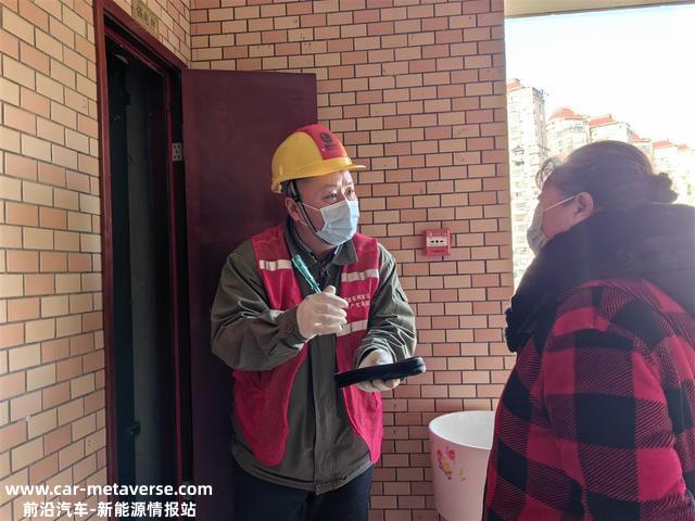 驾驶新能源汽车回家过年，人在路上家中充电桩已装好