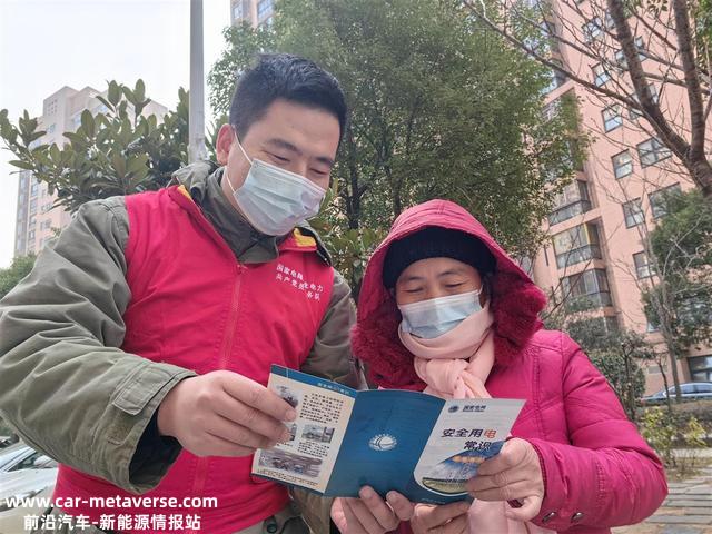 驾驶新能源汽车回家过年，人在路上家中充电桩已装好