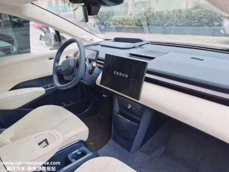 极简设计 极氪第三款车型内饰谍照曝光