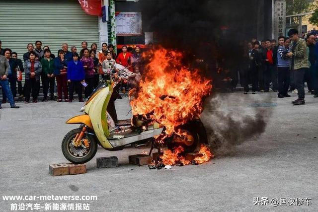 电动车装锂电池到底用哪类更平安，有人说会爆炸，听听师傅怎么说