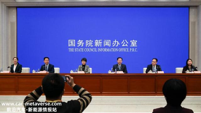 商务部答彭湃：电动汽车、光伏产物、锂电池成为出口新增长点
