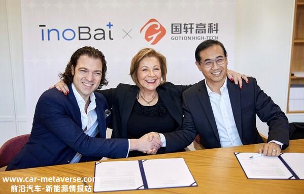 InoBat 公司开创人兼首席执行官 Marian Bocek（左）与国轩高科工研总院院长、高级副总裁蔡毅（右）代表双方签约，InoBat 董事会成员兼首席发展官 Tara Lindstedt （中）见证
