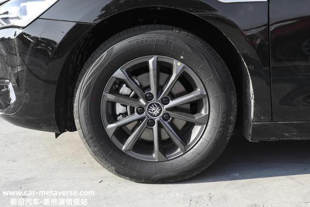比亚迪秦PLUS EV，外观标致，平顺好开，纯电续航400km