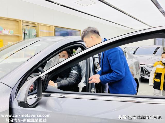 比亚迪秦PLUS DM-i 2023冠军版上市，将会给燃油车繁重一击？