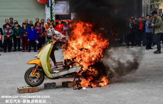 锂电池轻便高效，为啥电动车很少用，而是用铅酸电池？原因告诉你