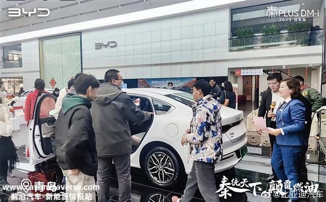 狂揽1.5万定单 比亚迪秦PLUS DM-i有多火：店内水泄欠亨