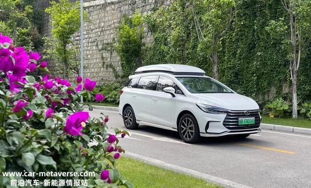 试驾比亚迪款宋MAX DM-i：百千米亏电油耗2.9L，热销真不意外