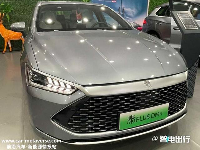 比亚迪4S店：新款秦PLUS本月上市！续航更长，内饰超冷艳