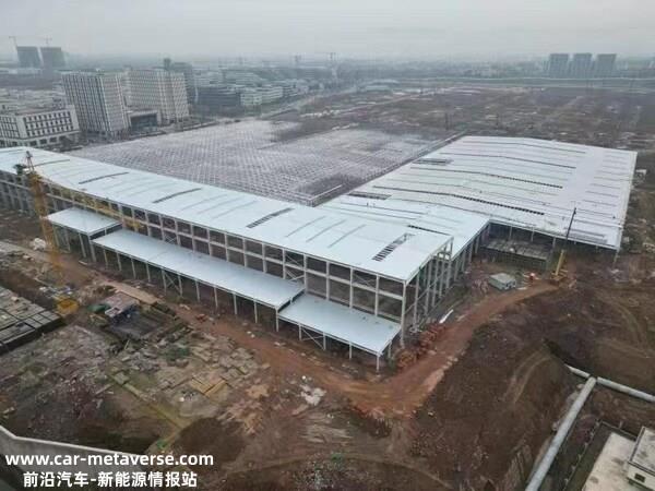 结合厂房施工现场，拍摄于2023年2月13日