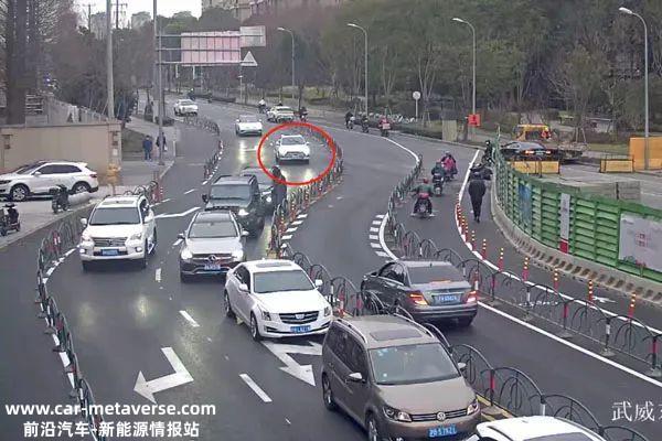 满心欢乐开上新车，没想到充电桩不见了……