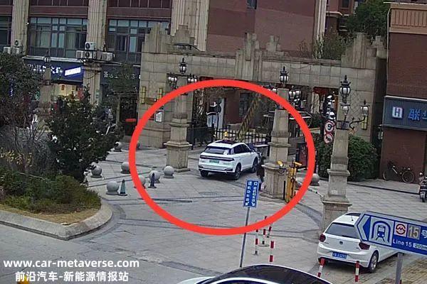 满心欢乐开上新车，没想到充电桩不见了……