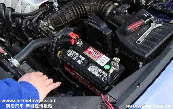 新能源车12V电瓶亏电怎么办？新能源汽车小电瓶靠什么充电