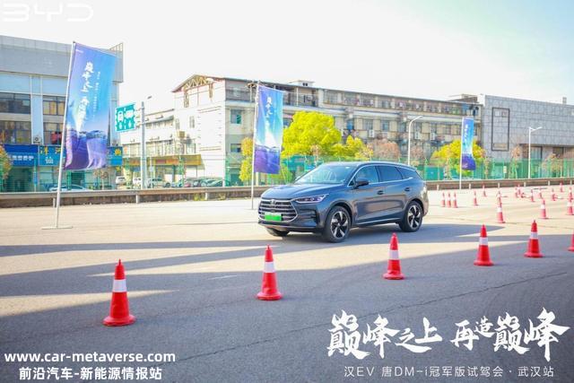 巅峰之上再造巅峰！场地竞速试驾比亚迪汉EV、唐DM-i冠军版